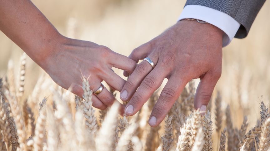 
Matching Wedding Bands: How to Find the Ideal Set for You and Your Loved One

